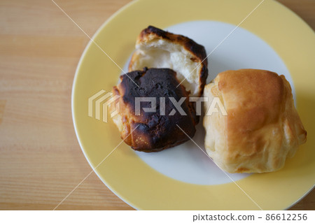 燒焦的麵包和盤子裡的普通麵包 86612256