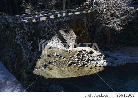 Heart's bridge 86612902