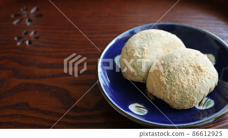 Right-justified yomogi mochi on a wooden tray 86612925