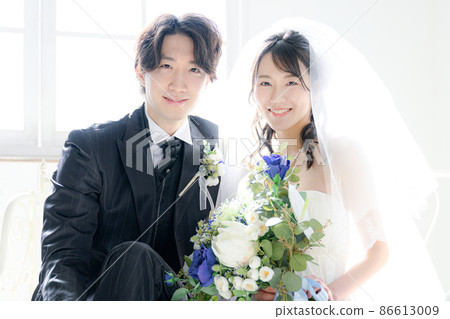 Image 2 of the bride and groom snuggling up at a very easy-to-use wedding ceremony 86613009