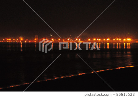 從阿爾巴尼亞都拉斯海灘欣賞城市夜景 86613528