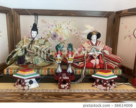 Hina dolls with one-tiered decorations (Hina-sama and Odairi-sama (the base is made of wood made of Akita cedar)) 86614006