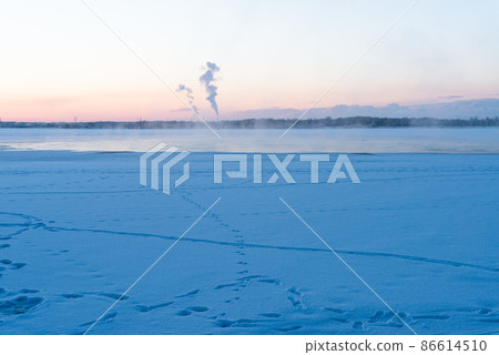 Lake Utonai and the air storm in the early morning of midwinter Lake Utonai and the air storm in the early morning of midwinter 86614510