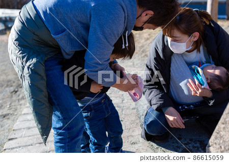 Parent and child playing in the park 86615059