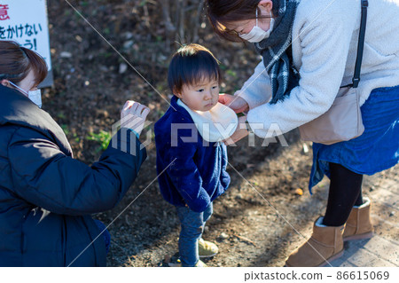 Children and mothers playing in the park Mom friends Children and mothers playing in the park Mom friends 86615069