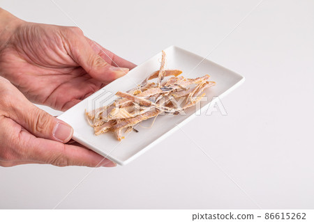 Hand to give a hit Dried fish 86615262