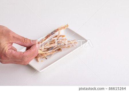 Hand to give a hit Dried fish Hand to give a hit Dried fish 86615264