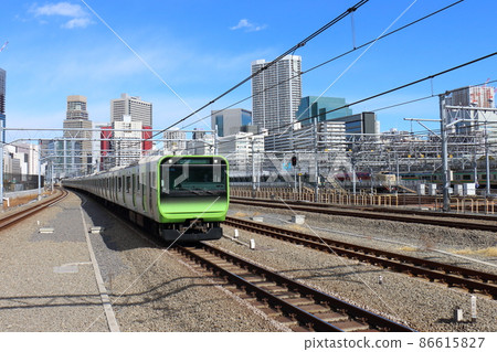 Yamanote Line E235 series train and Keihin Tohoku Line E233 series sleeper limited express "Sunrise Seto / Izumo" at Takanawa Gateway Station Yamanote Line E235 series train and Keihin Tohoku Line E233 series sleeper limited express "Sunrise Seto / Izumo" at Takanawa Gateway Station 86615827