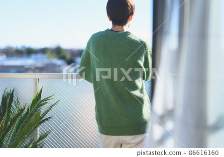 年輕人在陽台上消磨時光 86616160