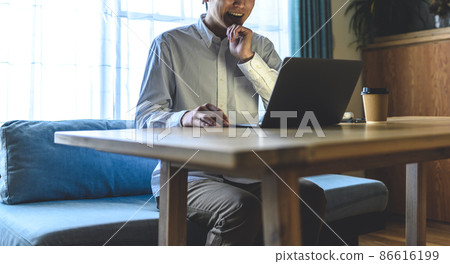 一個人在電腦上看內容 86616199