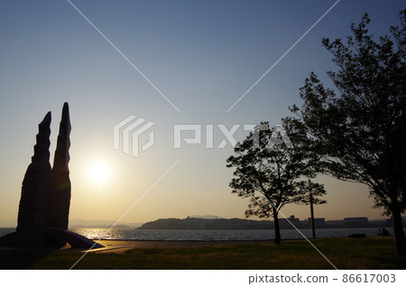 Evening view of Lake Shinji on a day when the wind blows and the waves are high ... Matsue City, Shimane Prefecture (fine weather) Evening view of Lake Shinji on a day when the wind blows and the waves are high ... Matsue City, Shimane Prefecture (fine weather) 86617003