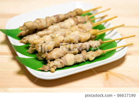 Bird skin grilled with Bincho charcoal (charcoal fire) Bird skin grilled with Bincho charcoal (charcoal fire) 86617190