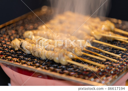 Bird skin grilled with Bincho charcoal (charcoal fire) 86617194