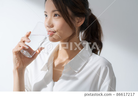 女人喝水 女人喝水 86617217