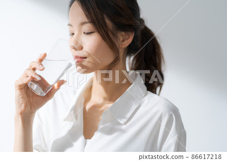 Woman drinking water 86617218