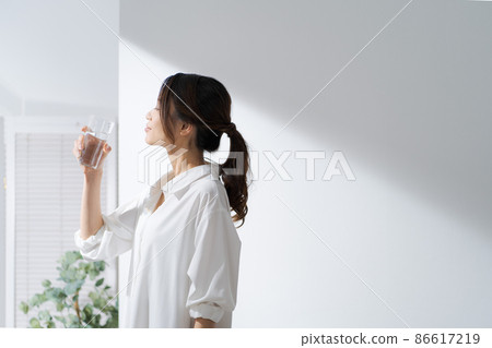 Woman drinking water 86617219