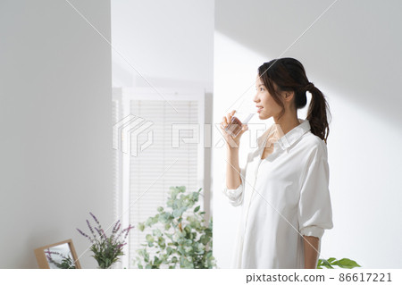 女人喝水 86617221