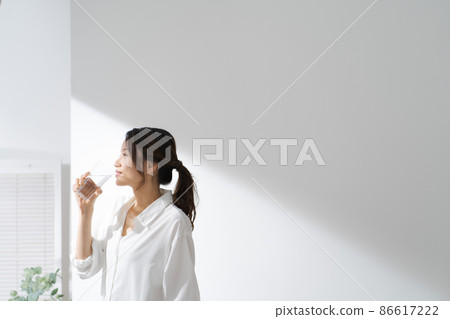 Woman drinking water 86617222