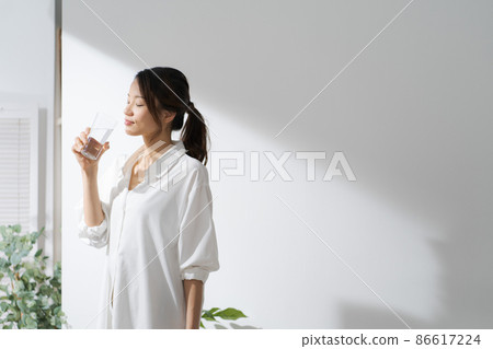 Woman drinking water 86617224