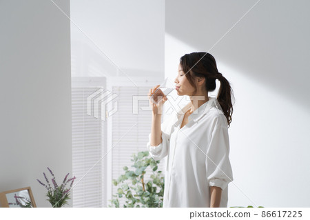 女人喝水 86617225