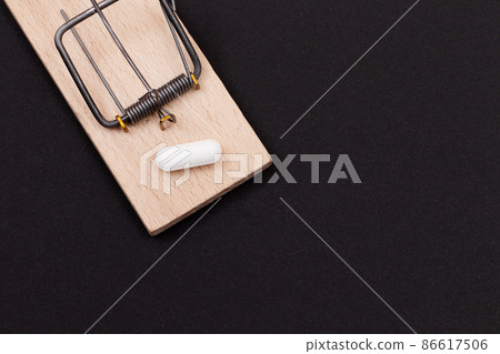 White Pill in Wooden Mousetrap - Pharmaceutical Addiction White Pill in Wooden Mousetrap - Pharmaceutical Addiction 86617506