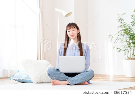 一位經營個人電腦的年輕女士 86617584