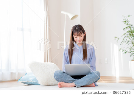 一位經營個人電腦的年輕女士 86617585