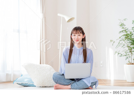 一位經營個人電腦的年輕女士 86617586
