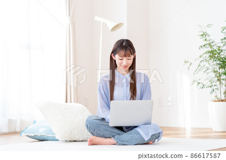 一位經營個人電腦的年輕女士 86617587