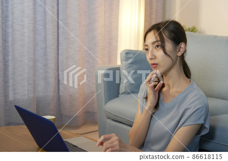 Female PC Thinking Living Night 86618115