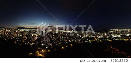 Take a panoramic shot of the night view of Ohori Park with a drone 86618280