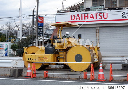 被扣在國道上的壓路機 86618397