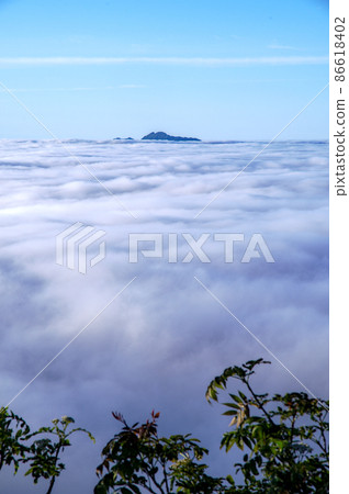 遠處可以看到雲海和藍天蔓延到綠樹和山脈之外的景觀。 86618402