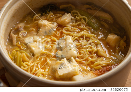 將麵條和奶酪放入鍋中。 86620075