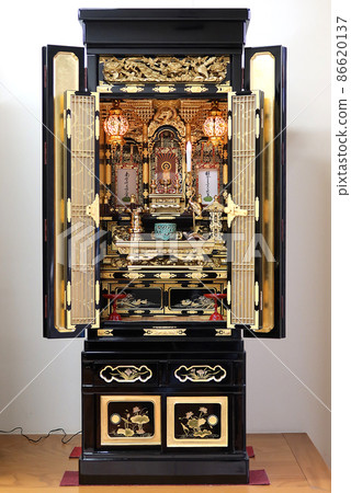 The entire golden Buddhist altar of the Jodo Shinshu Otani school (Higashi Honganji) 86620137