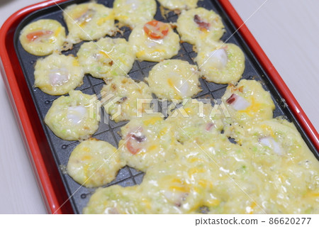 Making takoyaki with a takoyaki machine Making takoyaki with a takoyaki machine 86620277