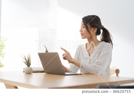 Working from home, female in her 30s 86620755