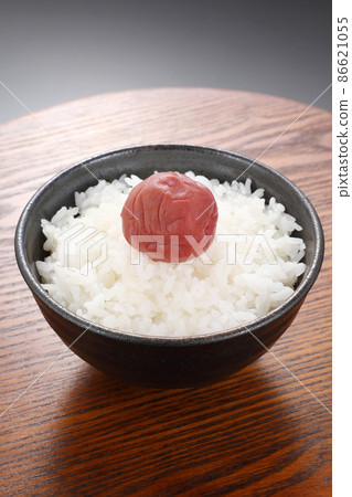 Umeboshi and rice 86621055