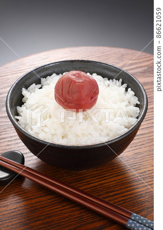 Umeboshi and rice 86621059