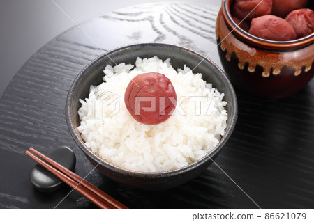 Umeboshi and rice 86621079