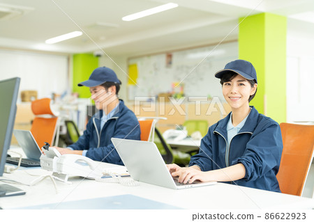 做文書工作的女司機 86622923