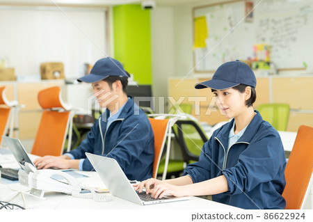 做文書工作的女司機 86622924