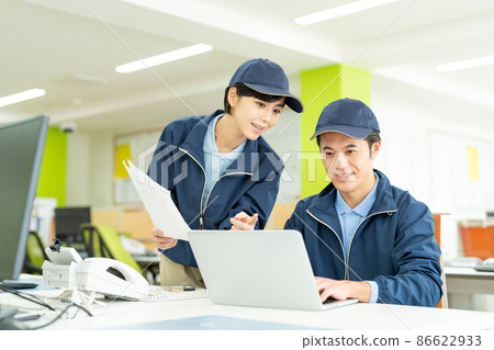 做辦公桌工作的司機 86622933