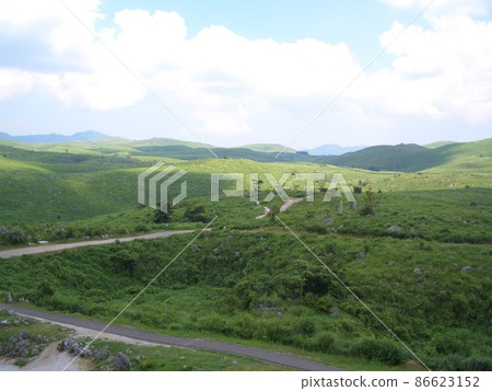 青山和天空的景色 青山和天空的景色 86623152