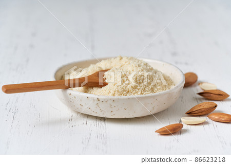 Alternative almond flour. Grated crushed almonds, chopped in a blender, plate, spoon Alternative almond flour. Grated crushed almonds, chopped in a blender, plate, spoon 86623218