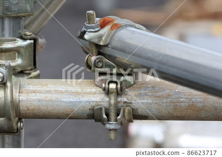 單管和夾具圖像 86623717