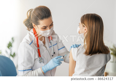 Doctor vaccinating child 86624317