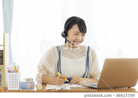 在線學習 PC 的女孩 86625599