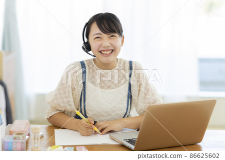 在線學習 PC 的女孩 86625602