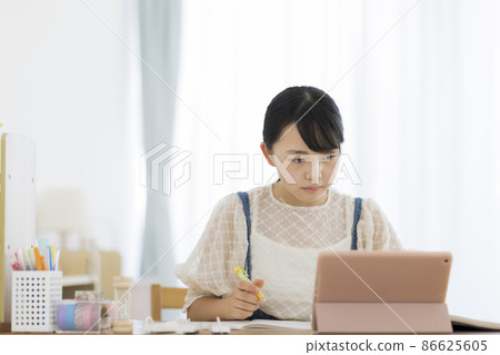 Girl learning online tablet PC Girl learning online tablet PC 86625605